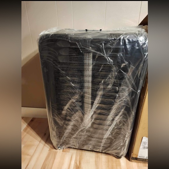 Airox large black hardside suitcase!